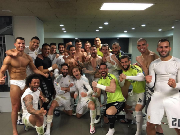 Cristiano Ronaldo - en slip - et ses coéquipiers du Real Madrid fêtant leur victoire (2-1) contre le FC Barcelone au Camp Nou lors du Clasico le 2 avril 2016. Photo Instagram Cristiano Ronaldo.