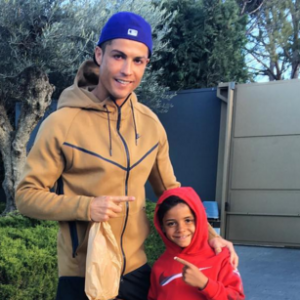 Cristiano Ronaldo et son fils Cristiano Jr. partent donner à manger aux cygnes et au canard, le 1er avril 2016, à la veille du Clasico. Photo Instagram Cristiano Ronaldo.