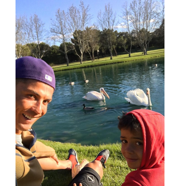 Cristiano Ronaldo et son fils Cristiano Jr. donnent à manger aux cygnes et au canard, le 1er avril 2016, à la veille du Clasico. Photo Instagram Cristiano Ronaldo.