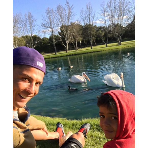 Cristiano Ronaldo et son fils Cristiano Jr. donnent à manger aux cygnes et au canard, le 1er avril 2016, à la veille du Clasico. Photo Instagram Cristiano Ronaldo.