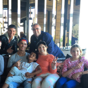 Cristiano Ronaldo et Cristiano Jr. lors d'un déjeuner en famille à quelques heures du Clasico du 2 avril 2016, photo Instagram.