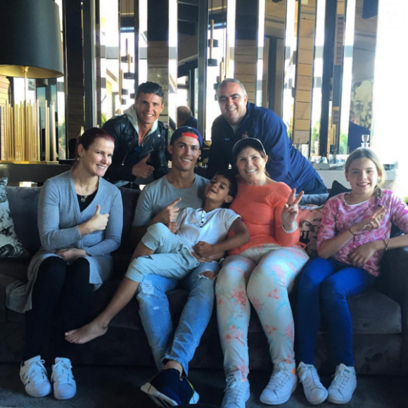Cristiano Ronaldo et Cristiano Jr. lors d'un déjeuner en famille à quelques heures du Clasico du 2 avril 2016, photo Instagram.