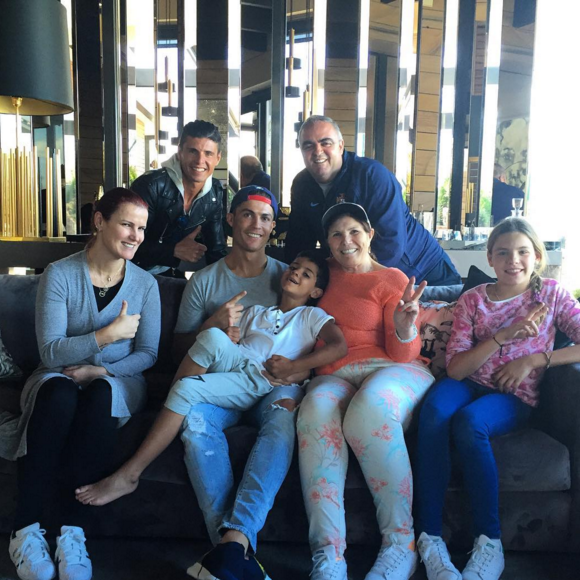 Cristiano Ronaldo et Cristiano Jr. lors d'un déjeuner en famille à quelques heures du Clasico du 2 avril 2016, photo Instagram.