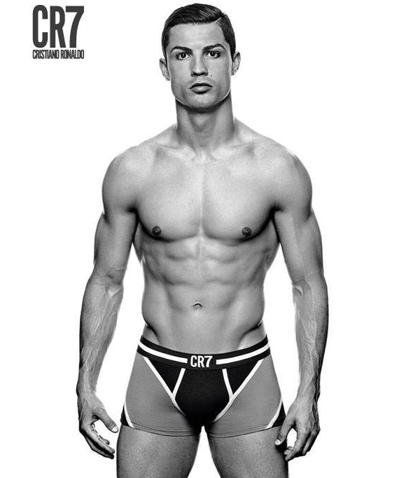 Photo : Cristiano Ronaldo jouant les mannequins pour sa marque CR7. -  Purepeople