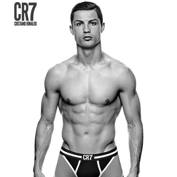 Cristiano Ronaldo jouant les mannequins pour sa marque CR7.