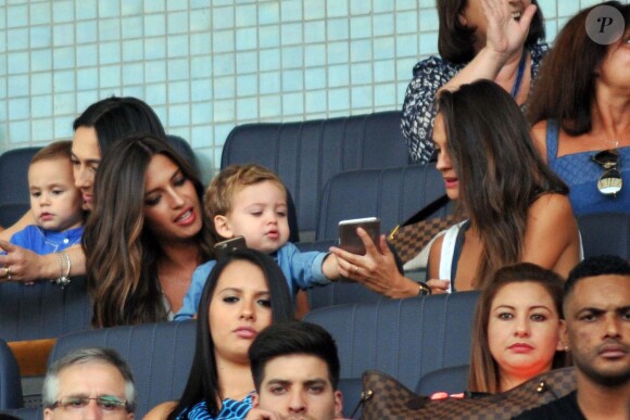 Sara Carbonero et son fils Martin le 8 août 2015 lors du premier match d'Iker Casillas avec le FC Porto.