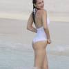 Le mannequin Bella Hadid, en maillot de bain une pièce immaculé, se baigne avec des amis à Saint-Barthélemy le 2 avril 2016.