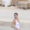 Le mannequin Bella Hadid, en maillot de bain une pièce immaculé, se baigne avec des amis à Saint-Barthélemy le 2 avril 2016.