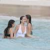 Le mannequin Bella Hadid, en maillot de bain une pièce immaculé, se baigne avec des amis à Saint-Barthélemy le 2 avril 2016.