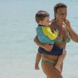Coleen Rooney (épouse du footballeur Wayne Rooney) et ses fils Kai et Klay profitent d'un après-midi ensoleillé sur une plage de la Barbade. Le 31 mars 2016.