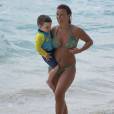 Coleen Rooney (épouse du footballeur Wayne Rooney) et son fils Klay profitent d'un après-midi ensoleillé sur une plage de la Barbade. Le 31 mars 2016.