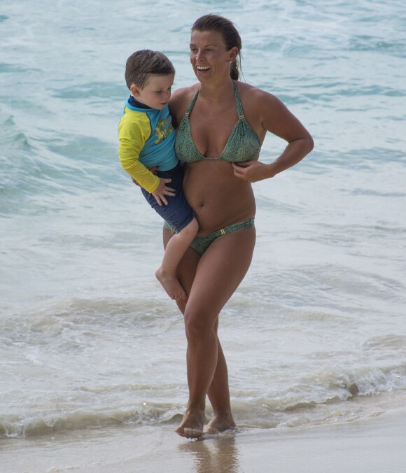 Coleen Rooney (épouse du footballeur Wayne Rooney) et son fils Klay profitent d'un après-midi ensoleillé sur une plage de la Barbade. Le 31 mars 2016.