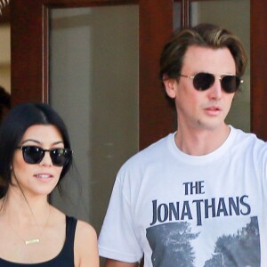 Kourtney Kardashian se rend chez Jonathan Cheban pour le tournage de "Keeping Up With The Kardashians" à Beverly Hills, le 17 mars 2016.