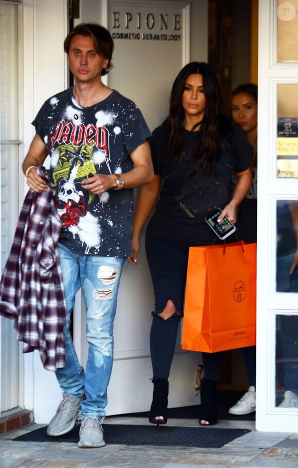 Kim Kardashian et son meilleur ami Jonathan Cheban à la sortie d'un centre de cosmétique à Beverly Hills, le 10 mars 2016