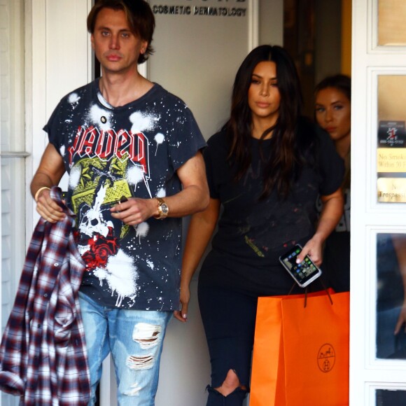 Kim Kardashian et son meilleur ami Jonathan Cheban à la sortie d'un centre de cosmétique à Beverly Hills, le 10 mars 2016