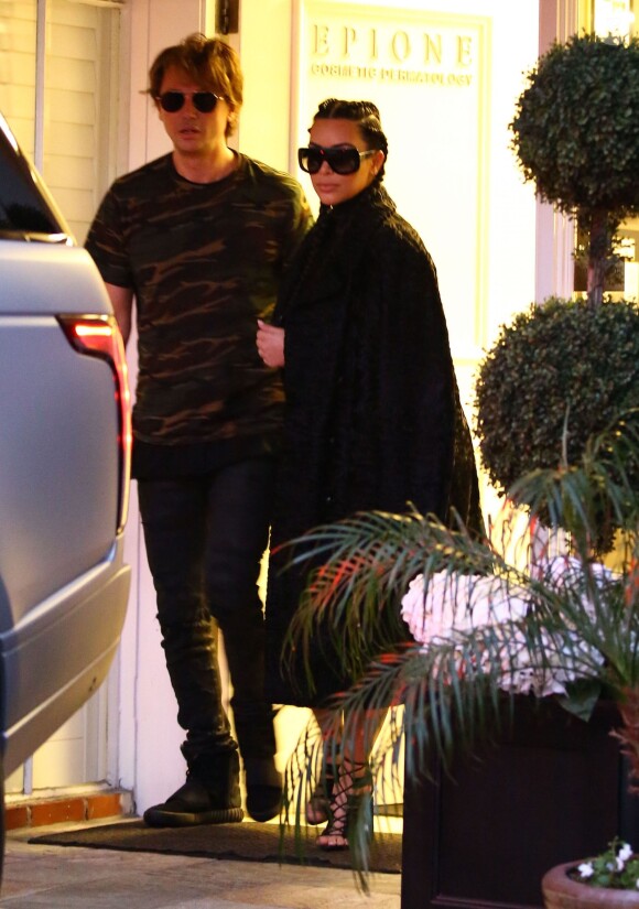 Kim Kardashian se rend dans le centre de dermatologie et laser Epione avec son meilleur ami Jonathan Cheban à Beverly Hills, le 18 février 2016.