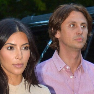 Kim Kardashian, sa soeur Khloe, son meilleur ami Jonathan Cheban et Scott Disick vont dîner au restaurant "Pellegrino Pizza Bar" à New York, le 13 août 2014.