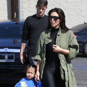 Kim Kardashian et sa fille North West sur le tournage de "Keeping Up With The Kardashians" à Los Angeles le 1er Avril 2016.