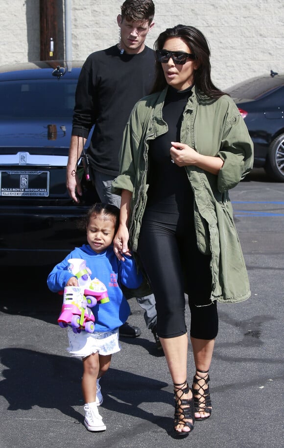 Kim Kardashian et sa fille North West sur le tournage de "Keeping Up With The Kardashians" à Los Angeles le 1er Avril 2016.