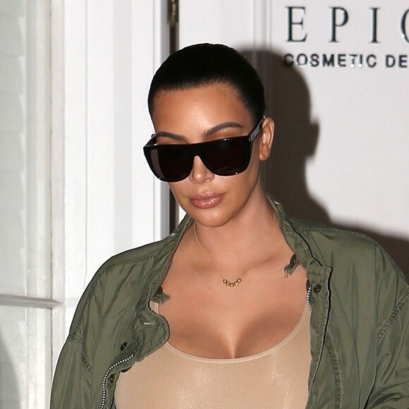 Kim Kardashian à la sortie du centre dermatologique Epione à Beverly Hills, le 2 mars 2016