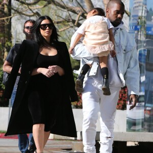 Kim Kardashian et son mari Kanye West sont allés déjeuner avec leur fille North à Bel-Air et rencontrent plus tard John Legend et sa femme Chrissy Teigen pour faire du shopping dans le quartier de Beverly Hills. Le 21 février 2016