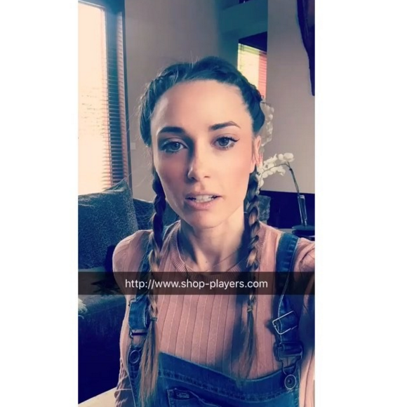 Capucine Anav prend la pose, son mince visage a choqué plus d'un internaute. Avril 2016.