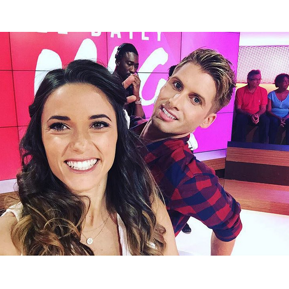 Capucine Anav et son meilleur ami et co-animateur Benoît Dubois sur le plateau du Mag des télé-réalités de NRJ12