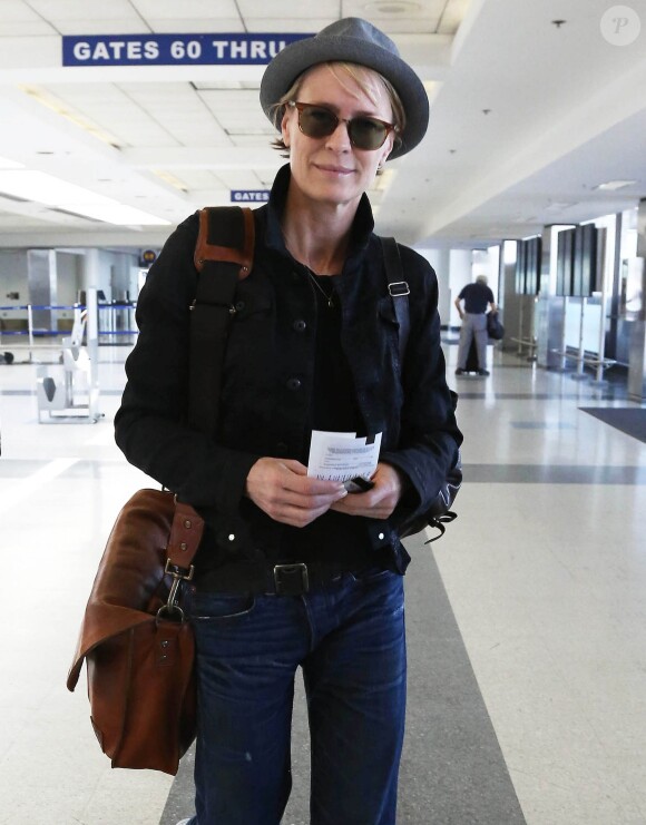 Robin Wright prend un vol à l'aéroport de Los Angeles, le 16 septembre 2014.