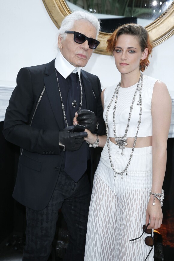 Karl Lagerfeld et Kristen Stewart - Backstage du défilé de mode, collection Haute-Couture automne-hiver 2014/2015 "Chanel" au Grand Palais à Paris. Le 8 juillet 2014
