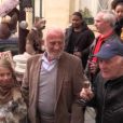 Jean-Paul Belmondo, entouré de sa fille Stella et de Rémy Julienne pour son 83e anniversaire, devant chez lui à Paris, le 9 avril 2016.