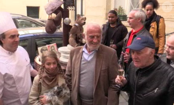 Jean-Paul Belmondo, entouré de sa fille Stella et de Rémy Julienne pour son 83e anniversaire, devant chez lui à Paris, le 9 avril 2016.
