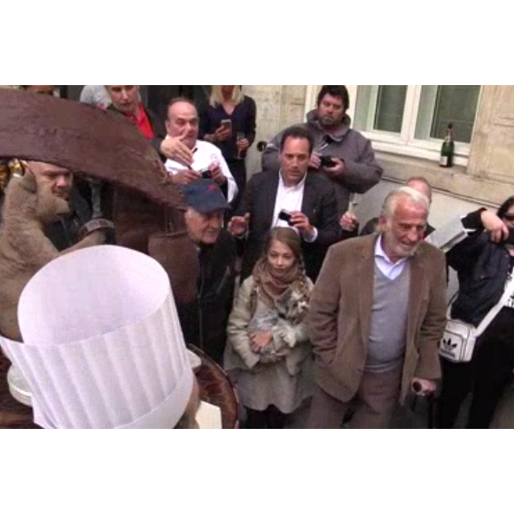 Jean-Paul Belmondo, entouré de sa fille Stella et de Rémy Julienne pour son 83e anniversaire, devant chez lui à Paris, le 9 avril 2016.