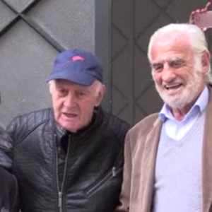 Jean-Paul Belmondo et Rémy Julienne pour son 83e anniversaire, devant chez lui à Paris, le 9 avril 2016.