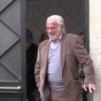 Jean-Paul Belmondo devant chez lui à Paris, le 9 avril 2016.