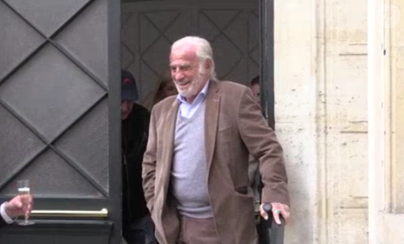 Jean-Paul Belmondo devant chez lui à Paris, le 9 avril 2016.