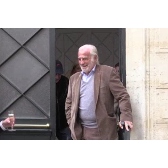 Jean-Paul Belmondo devant chez lui à Paris, le 9 avril 2016.