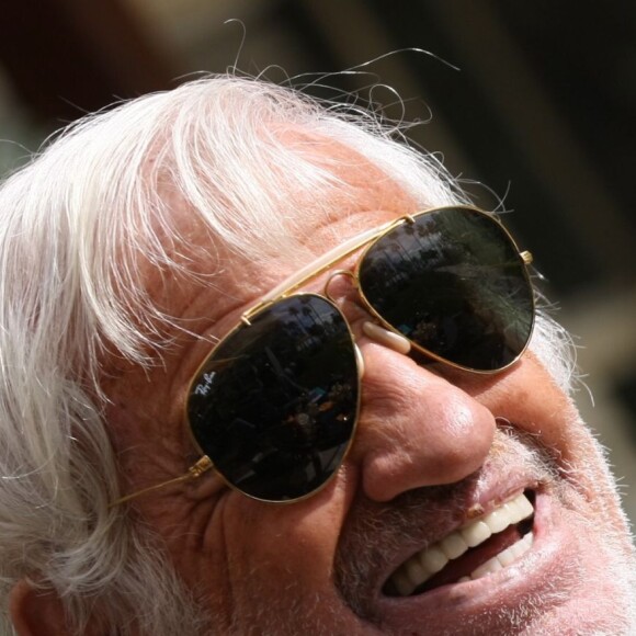 Exclusif - Jean-Paul Belmondo prend un bain de soleil en terrasse du Grand Hôtel à Cannes. Le 24 février 2015