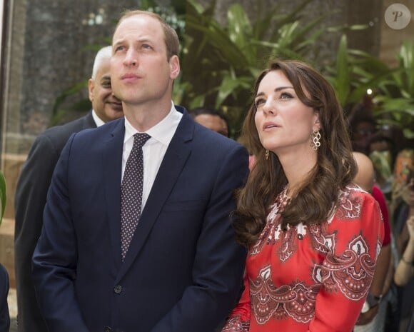 Le prince William et la duchesse de Cambridge, Catherine Kate Middleton déposent une gerbe de fleurs au Taj Hotel à Bombay où ont lieu les attaques terroristes. 10 avril 2016 © Pool / MD / Bestimage
