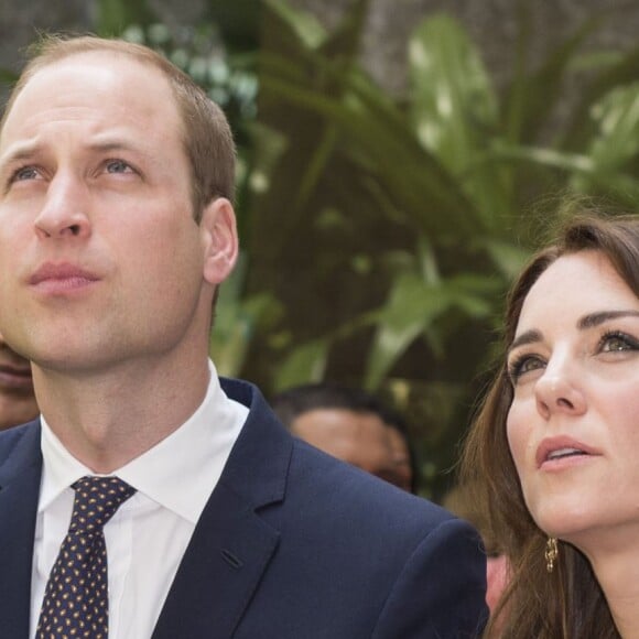 Le prince William et la duchesse de Cambridge, Catherine Kate Middleton déposent une gerbe de fleurs au Taj Hotel à Bombay où ont lieu les attaques terroristes. 10 avril 2016 © Pool / MD / Bestimage