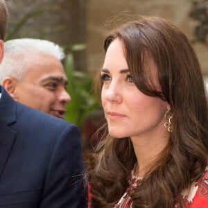 Le prince William et la duchesse de Cambridge, Catherine Kate Middleton déposent une gerbe de fleurs au Taj Hotel à Bombay où ont lieu les attaques terroristes. 10 avril 2016 © Pool / MD / Bestimage