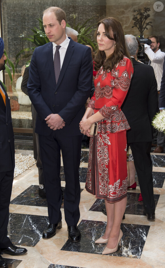 Le prince William et la duchesse de Cambridge, Catherine Kate Middleton déposent une gerbe de fleurs au Taj Hotel à Bombay où ont lieu les attaques terroristes. 10 avril 2016 © Pool / MD / Bestimage