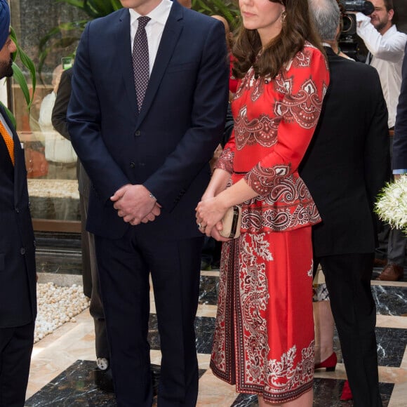 Le prince William et la duchesse de Cambridge, Catherine Kate Middleton déposent une gerbe de fleurs au Taj Hotel à Bombay où ont lieu les attaques terroristes. 10 avril 2016 © Pool / MD / Bestimage