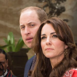 Le prince William et la duchesse de Cambridge, Catherine Kate Middleton déposent une gerbe de fleurs au Taj Hotel à Bombay où ont lieu les attaques terroristes. 10 avril 2016 © Pool / MD / Bestimage