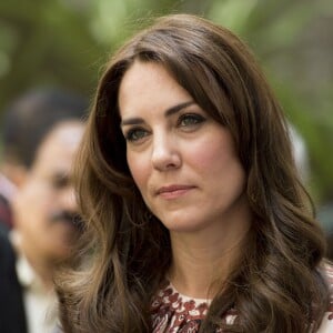 La duchesse de Cambridge, Catherine Kate Middleton (robe Alexander McQueen) dépose une gerbe de fleurs au Taj Hotel à Bombay où ont lieu les attaques terroristes. 10 avril 2016 © Pool / MD / Bestimage