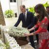 Le prince William et la duchesse de Cambridge, Catherine Kate Middleton déposent une gerbe de fleurs au Taj Hotel à Bombay où ont lieu les attaques terroristes. 10 avril 2016 © Pool / MD / Bestimage