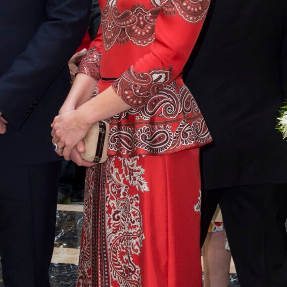 Le prince William et la duchesse de Cambridge, Catherine Kate Middleton déposent une gerbe de fleurs au Taj Hotel à Bombay où ont lieu les attaques terroristes. 10 avril 2016 © Pool / MD / Bestimage