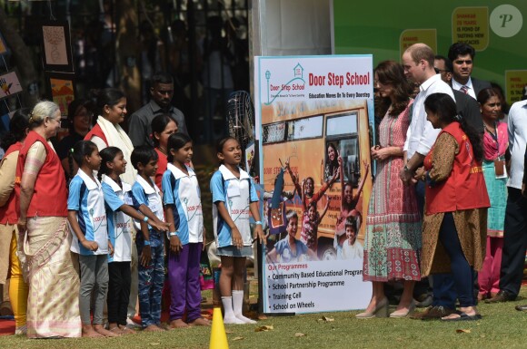 Le prince William et la duchesse de Cambridge, Catherine Kate Middleton au premier jour de leur visite en Inde à Bombay se rendent au parc Oval Maidan le 10 avril 2016