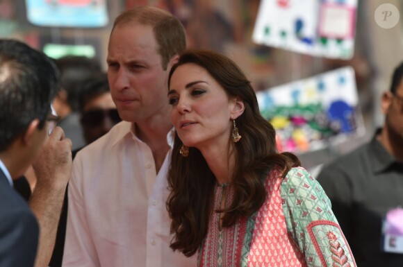 Le prince William et la duchesse de Cambridge, Catherine Kate Middleton au premier jour de leur visite en Inde à Bombay se rendent au parc Oval Maidan le 10 avril 2016