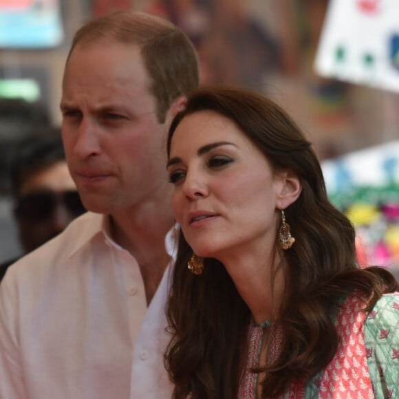 Le prince William et la duchesse de Cambridge, Catherine Kate Middleton au premier jour de leur visite en Inde à Bombay se rendent au parc Oval Maidan le 10 avril 2016