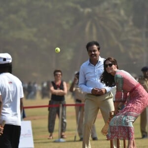 Le prince William et la duchesse de Cambridge, Catherine Kate Middleton jouent au cricket sur la place Oval Maidan à Bombay le 10 avril 2016